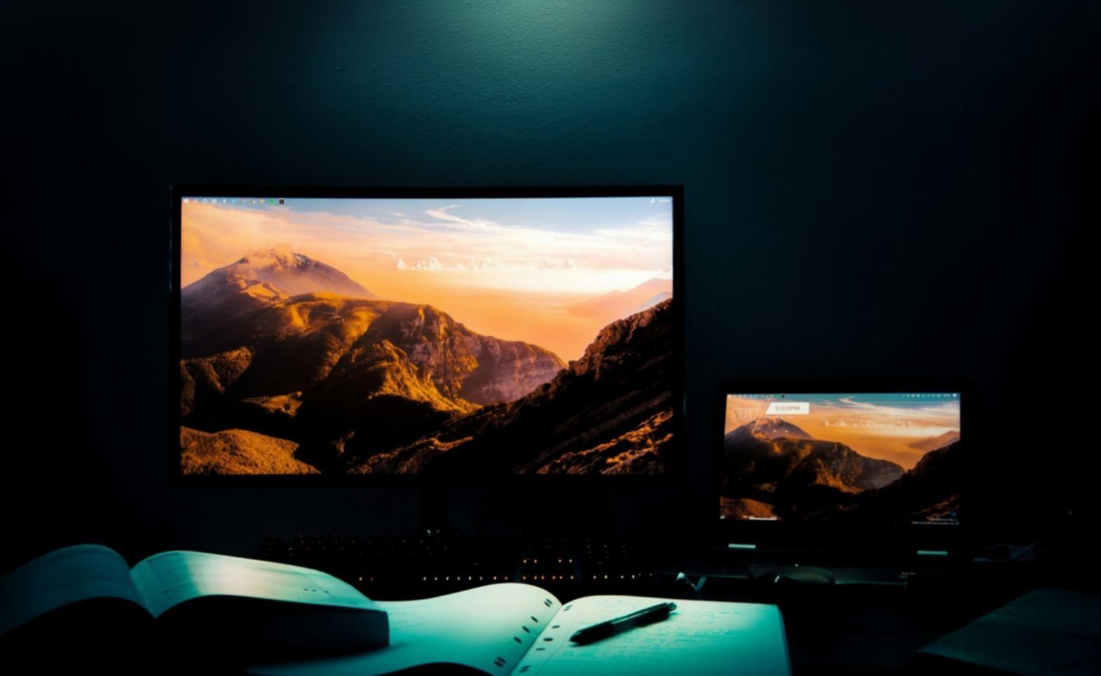 Fachliche Diskussion zwischen Bildungspartnern über Programmgestaltung