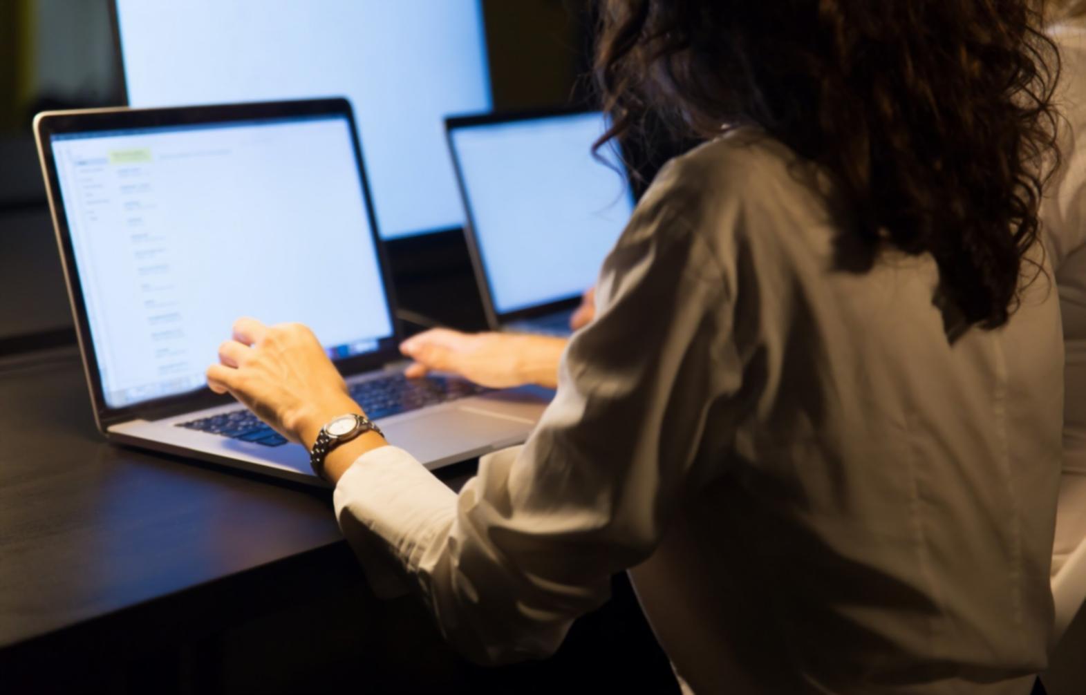 Professionelle Zusammenarbeit zwischen Bildungspartnern in modernem Umfeld