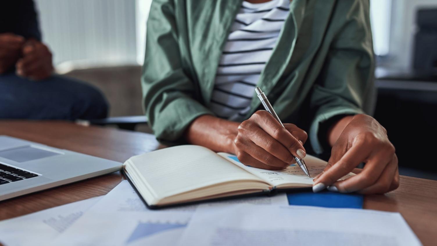 Strukturierte Schulungsumgebung mit Fokus auf praktische Anwendung